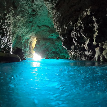 神秘の空間青の洞窟